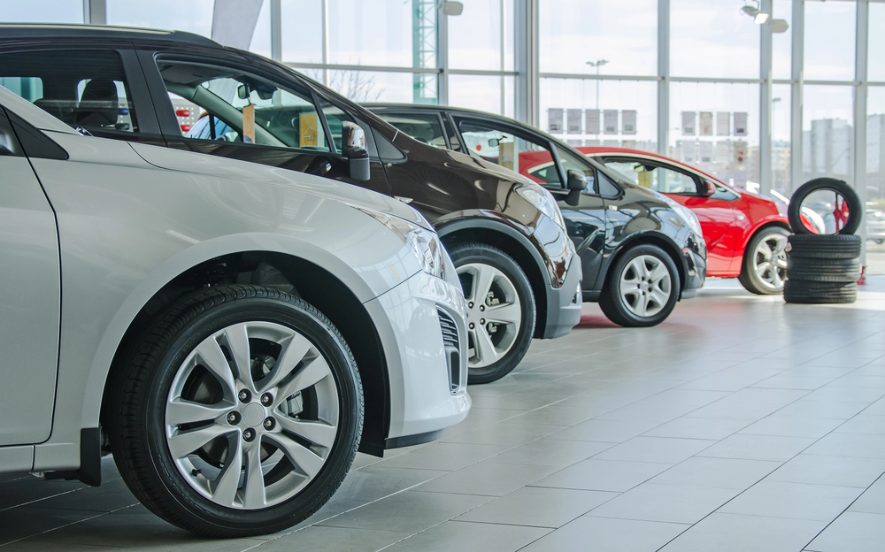 Several new cars at dealership salon//Depositphotos